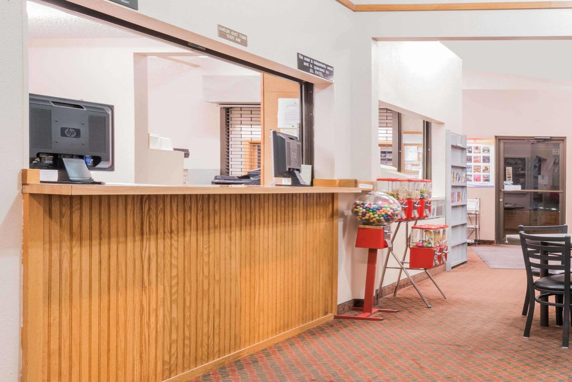 Super 8 By Wyndham Glendive Hotel Exterior foto