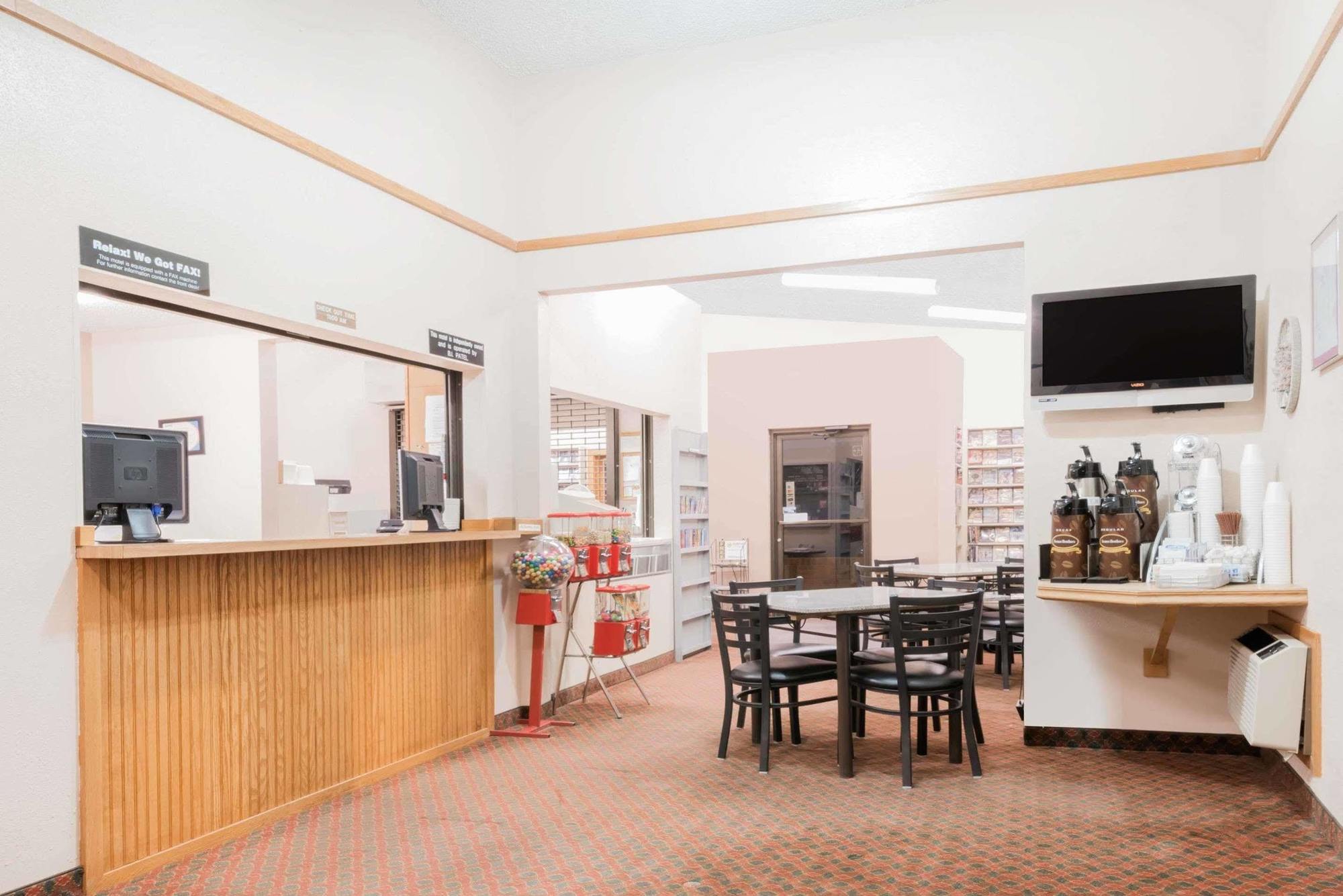 Super 8 By Wyndham Glendive Hotel Exterior foto